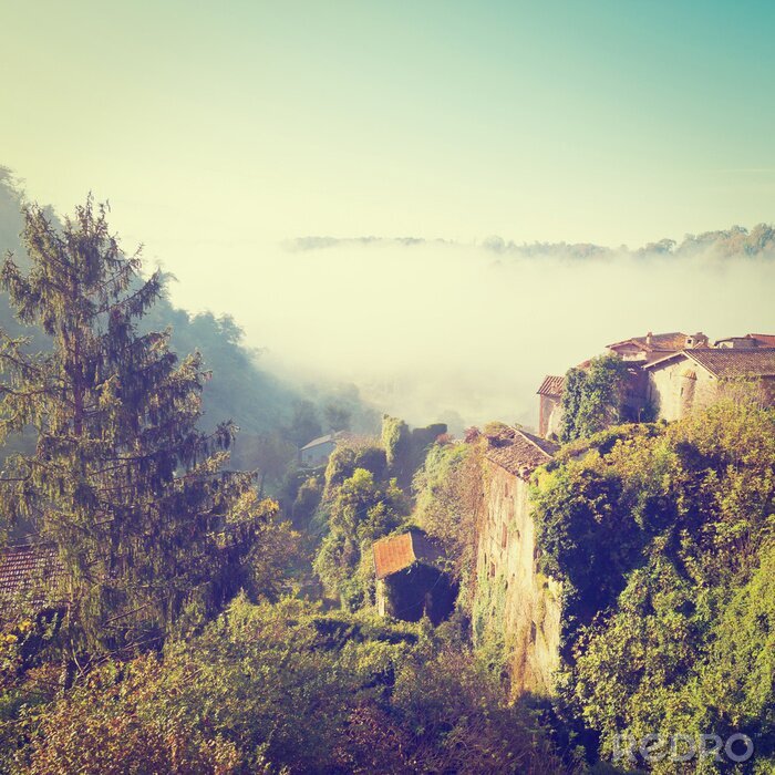 Papier peint  Matin brumeux dans un village de montagne