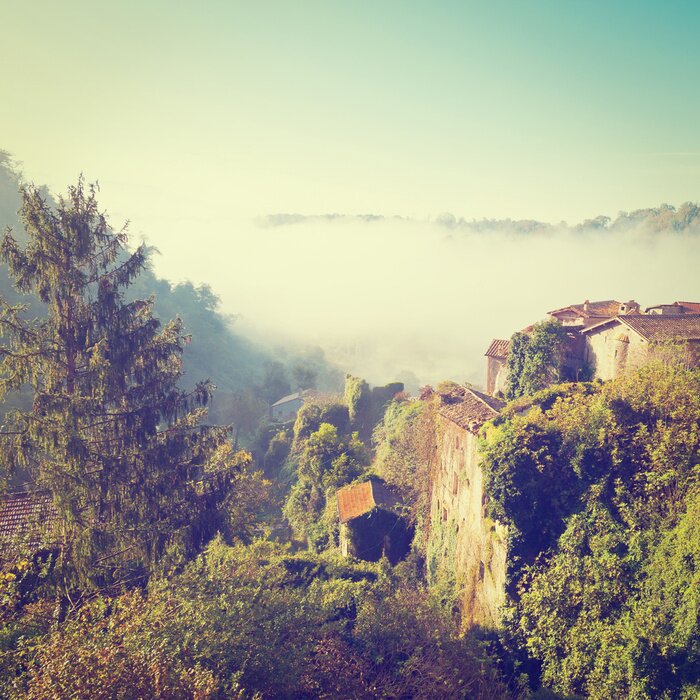 Papier peint  Matin brumeux dans un village de montagne