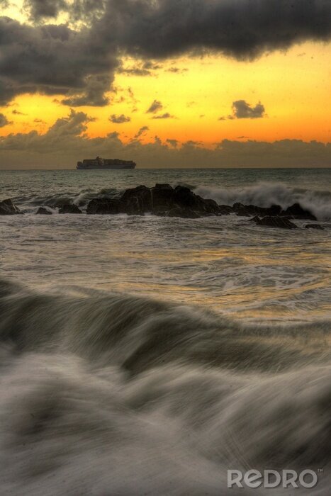 Papier peint  Mer grise et ciel orange