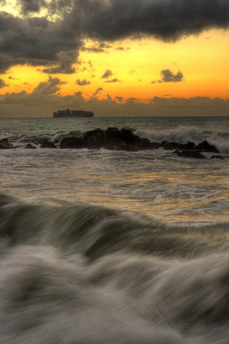 Papier peint  Mer grise et ciel orange