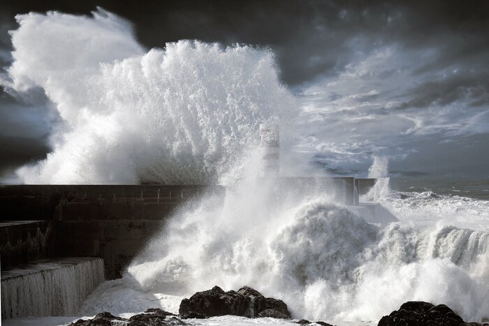 Papier peint  Mer noire et blanche avec des vagues