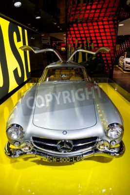 Papier peint  Mercedes 300 SL Gullwing dans la salle d'exposition emblématique étoiles sur les Champs Elysées à Paris, France, le 20 Février, 2014