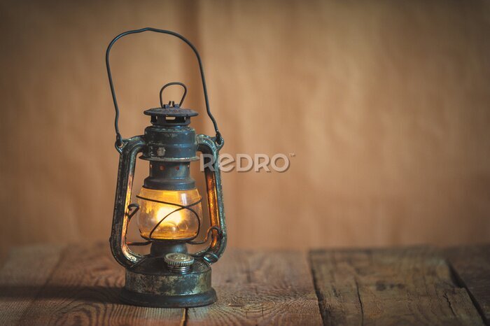 Papier peint  millésime kérosène lanterne lampe à huile brûlante avec une lumière douce lueur