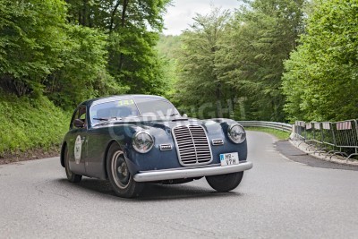 Papier peint  Millésime voiture de sport Maserati A6 1500 Pininfarina 1950 en rallye Mille Miglia 2013, la course historique italien 1927-1957, le 18 mai 2013, à Passo della Futa FI Italie