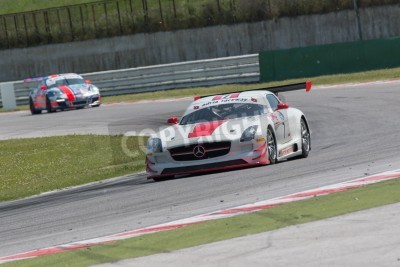Papier peint  Misano Adriatico, Rimini, Italie - 10 mai: Un MERCEDES SLM AGA GT3 de l'équipe de RACING GDL, entraînée par AMATI GIOVANNA (ITA) et DE LORENZI GIANLUCA, la CI Gran Turismo course de voiture le 10 mai 