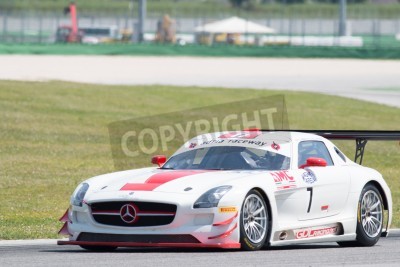Papier peint  Misano Adriatico, Rimini, Italie - 10 mai: Un MERCEDES SLM AGA GT3 de l'équipe de RACING GDL, entraînée par AMATI GIOVANNA (ITA) et DE LORENZI GIANLUCA, la CI Gran Turismo course de voiture le 10 mai 