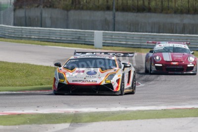 Papier peint  Misano Adriatico, Rimini, Italie - 10 mai: Une Lamborghini Gallardo GT3 de l'équipe BONALDI Motorsport, tirée par "El Pato" (ITA) et MALDONADO Sebastian, la course automobile CI Gran Turismo, le 10 ma