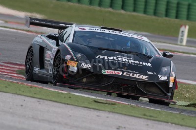 Papier peint  Misano Adriatico, Rimini, Italie - 10 mai: Une Lamborghini Gallardo GT3 de l'équipe Imperiale Racing, entraîné par AMICI Andrea (ITA) et BARRI Giacomo (ITA), le CI Gran Turismo course de voiture le 10