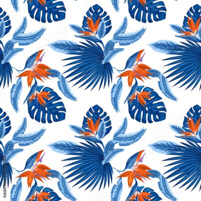 Papier peint  modèle sans couture de feuilles de palmier bleu tropical, de feuilles de monstera et de fleurs de corail de plumeria de l'oiseau de paradis (Strelitzia) sur un fond bleu clair. Design tendance de papi