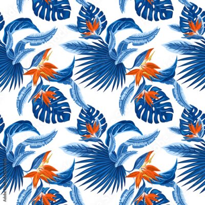 Papier peint  modèle sans couture de feuilles de palmier bleu tropical, de feuilles de monstera et de fleurs de corail de plumeria de l'oiseau de paradis (Strelitzia) sur un fond bleu clair. Design tendance de papi