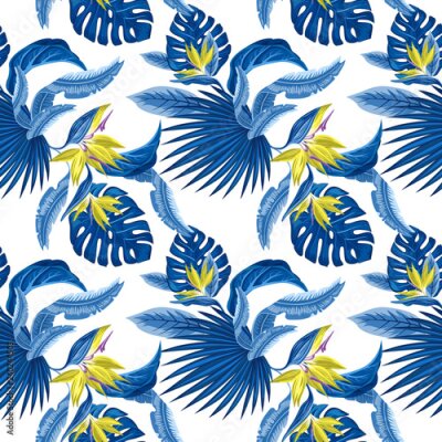 Papier peint  modèle sans couture de feuilles de palmier bleu tropical, de feuilles de monstera et de fleurs de corail de plumeria de l'oiseau de paradis (Strelitzia) sur un fond bleu clair. Design tendance de papi