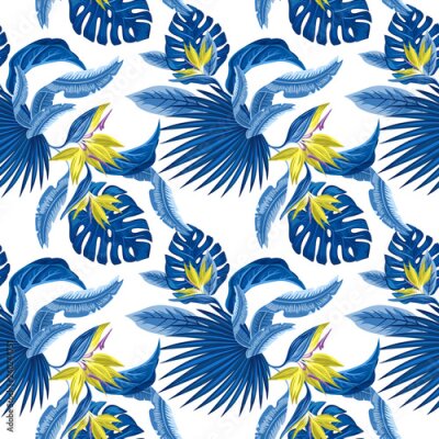Papier peint  Modèle sans couture de vecteur de feuilles de palmier bleu tropical, feuilles de monstera et fleurs de corail de plumeria de l'oiseau du paradis (Strelitzia) sur un fond bleu clair. Design tendance de