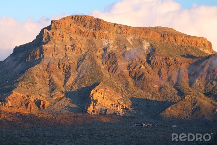 Papier peint  Montagnes brunes illuminées par le soleil