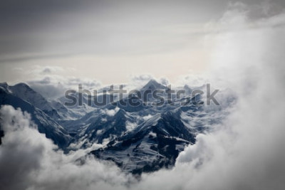 Papier peint  Montagnes dans les nuages blancs