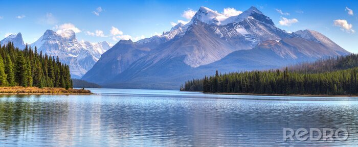 Papier peint  Montagnes dans un paysage avec un lac