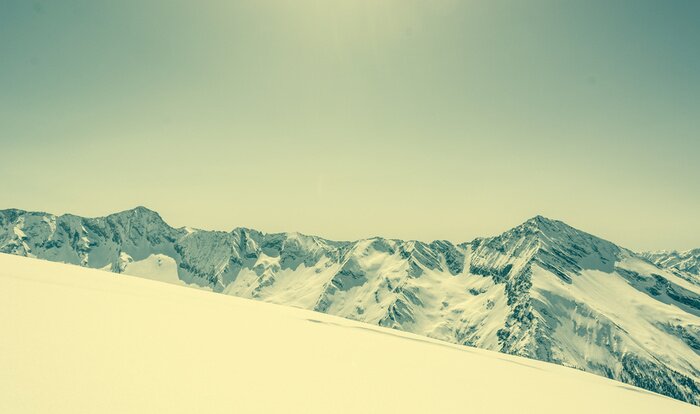 Papier peint  Montagnes enneigées et ciel bleu