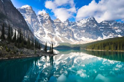 Montagnes enneigées et lac turquoise