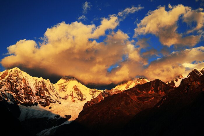 Papier peint  Montagnes et nuages au soleil