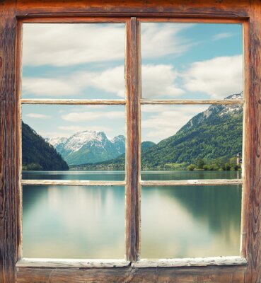 Montagnes visibles à travers une fenêtre