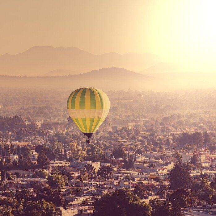 Papier peint  Montgolfière en plein vol au coucher du soleil