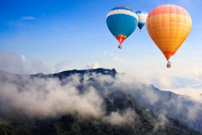 Montgolfières colorées survolant la montagne