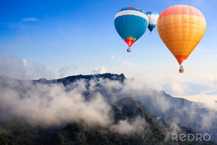 Papier peint  Montgolfières colorées survolant la montagne