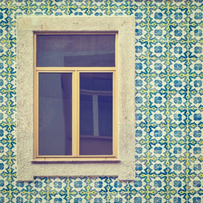 Mosaïque sur un mur avec une fenêtre