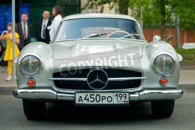 Papier peint  MOSCOU - 15 mai: Argent millésime Mercedes sur exposition au Mercedes-Benz-Day de 2010 classique, rallye oldtimer massif, Moscou, Russie, le 15 mai 2010