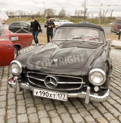 Papier peint  MOSCOU Mars 2013 21: voiture Mercedes benz sur Retro Rallye de voitures classiques sur la colline de Poklonnaya, le 21 Avril 2013, dans la ville de Moscou, Russie.