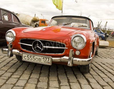 Papier peint  MOSCOW - APRIL 21: retro car Mercedes on rally of classical cars on Poklonnaya hill,  April 21, 2013, in town Moscow, Russia.