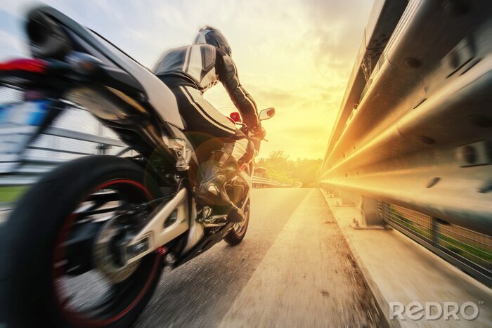 Papier peint  Motard rapide sur la route