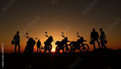 Motards et motos au coucher du soleil