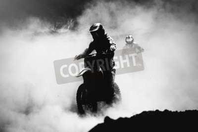 Papier peint  Motocross racer accélérant en poussière, noir et blanc, photo à contraste élevé