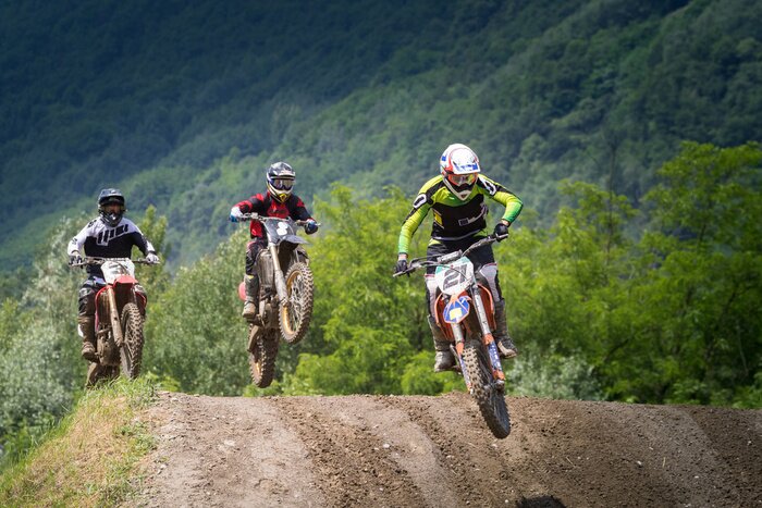 Papier peint  Motocyclistes sur une colline lors d'une course de motocross