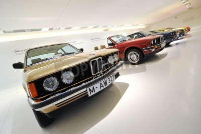 Papier peint  MUNICH - 8 juin: Rangée de classique au moderne BMW série 3 sur l'affichage dans le musée BMW, le 8 Juin 2013, à Munich