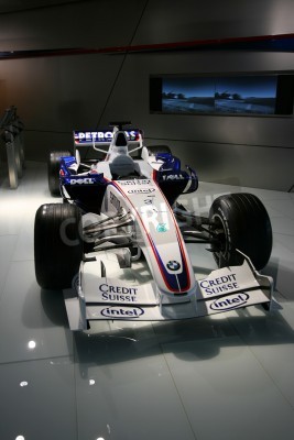 Papier peint  MUNICH - Août 7: voiture de Formule Un de l'équipe BMW Sauber, le 7 Août 2008 dans le musée BMW Welt à Munich, Allemagne. BMW Sauber était la 2ème équipe de F1 en 2007 et 3ème en 2008.