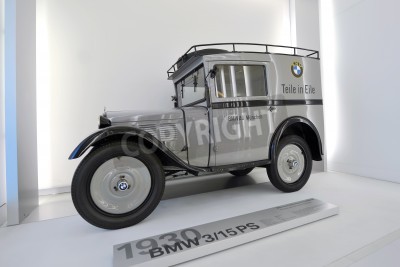 Papier peint  MUNICH - JUNE 8: BMW 3/15 PS, the first car produced by BMW on display in BMW Museum on June 8, 2013 in Munich