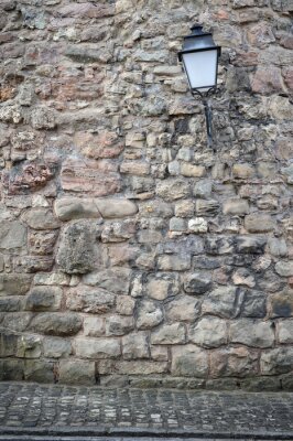 Mur pierres et lampadaire
