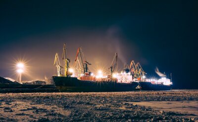 Papier peint  Navire cargo dans le port du nord à la nuit