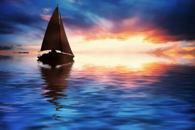 Navire en mer avant le coucher du soleil