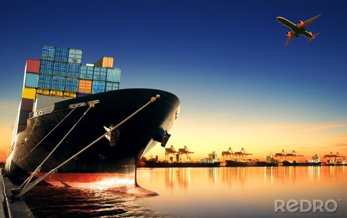 Papier peint  navire porte-conteneurs dans l'importation, port d'exportation contre beau matin l