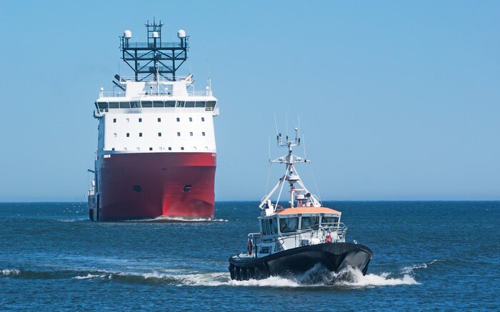 Papier peint  Navire ravitailleur avec bateau-pilote
