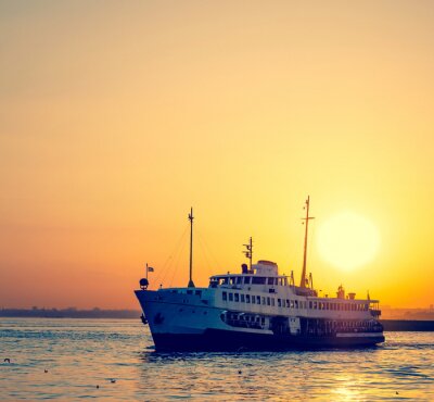 Papier peint  Navires à passagers au coucher du soleil.