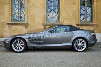 Papier peint  Neuchâtel, Suisse - 10 Août 2011: Argent Mercedes McLaren SLR stationné à l'entrée de l'Hôtel Beau-Rivage à Neuchâtel, Suisse. Cette voiture de sport anglo-allemande est développé par Mercedes-Benz et