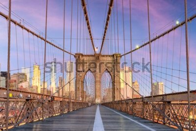 Papier peint  New York, New York on the Brooklyn Bridge Promenade facing Manhattan's skyline at dawn.