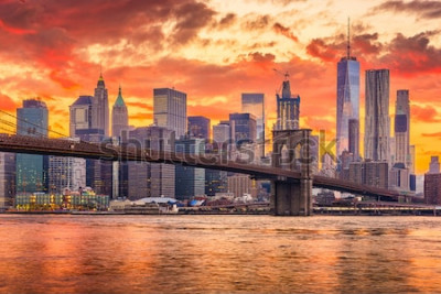 Papier peint  New York, New York, USA skyline of Manhattan on the East River with Brooklyn Bridge after sunset.