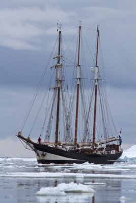Noir voilier de tourisme dans les eaux antarctiques sont obstruées par la glace