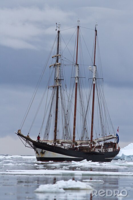 Papier peint  Noir voilier de tourisme dans les eaux antarctiques sont obstruées par la glace