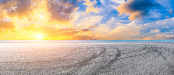 Papier peint  Nuages au-dessus d'une piste de course