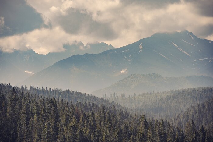 Papier peint  Nuages blancs autour des montagnes